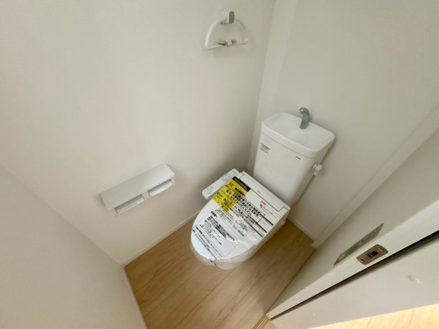 「2階リビングの３階建」高知市 旭町３丁目 3階建 新築一戸建のトイレ|小窓付きで換気もしやすく、いつも清潔に保てるトイレ空間。嬉しい温水洗浄便座付きです。
