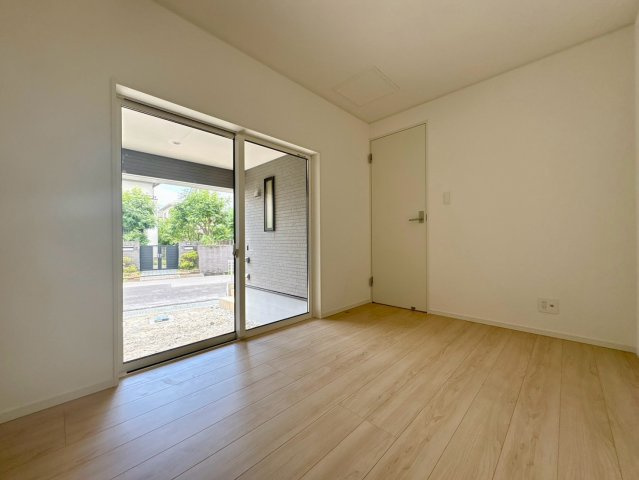 「2階リビングの３階建」高知市 旭町３丁目 3階建 新築一戸建の洋室|大きな窓から明るい光が差し込む洋室。主寝室としても使いやすい、ゆとりある広さを確保しています。