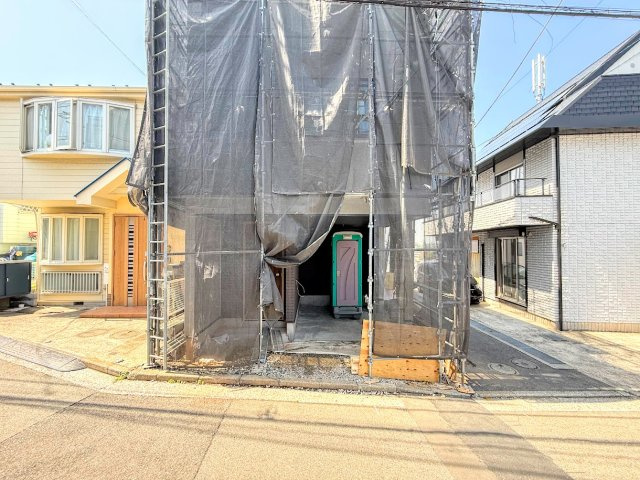 金沢区富岡東1丁目　新築戸建ての外観|◆堂々たる趣ながら、主張し過ぎずどこか余裕を感じさせるシャープなフォルムで佇む邸宅は、晴天の空と照らし合わせる事で、本来あるべき完成形の姿を見せてくれます。