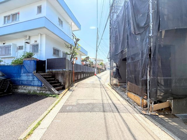 金沢区富岡東1丁目　新築戸建ての前面道路含む現地写真|◆前面道路も幅員があり車の運転も安心！前面道路は閑静な住宅地。車通りの少ない道路です。お子様にも安心です。