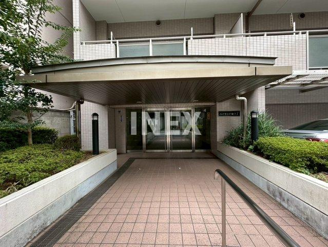 横浜市磯子区森１丁目の賃貸マンションのエントランス