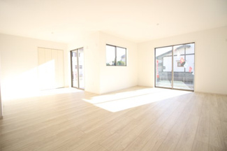 【居間・リビング】 | 明健小学校・明健中学校区　郡山市富久山町　-リガーレⅡ-　９期　全２棟　１号棟 | １７.８帖の広々としたリビングになります。　同社施工例