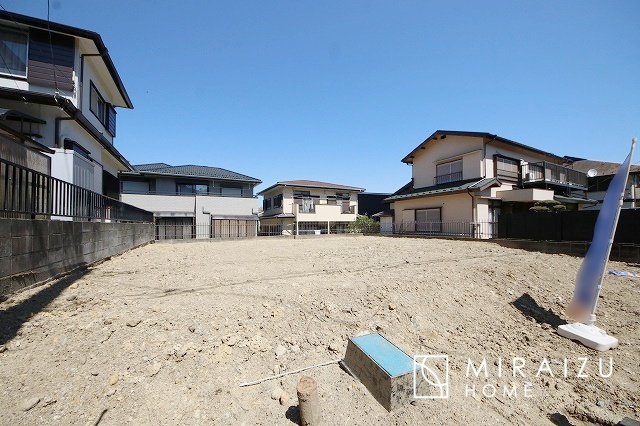 【外観】 | 青く澄み渡った綺麗な空と、陽の光をたっぷりと受ける、そんな新築住宅で新生活をスタートしてみませんか？見学・ご相談等、ミライズホーム(株)までお気軽にご連絡下さい。