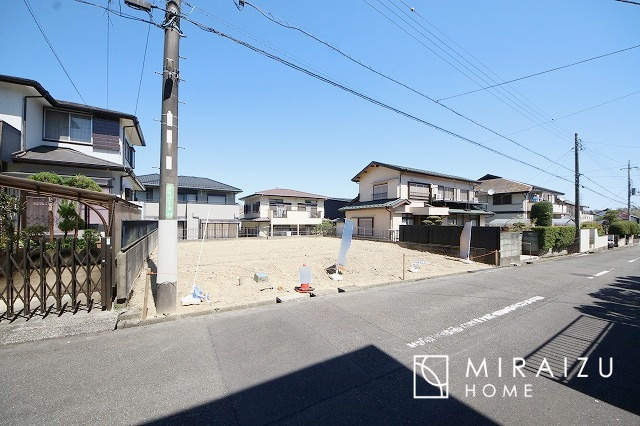 【外観】 | 青く澄み渡った綺麗な空と、陽の光をたっぷりと受ける、そんな新築住宅で新生活をスタートしてみませんか？見学・ご相談等、ミライズホーム(株)までお気軽にご連絡下さい。