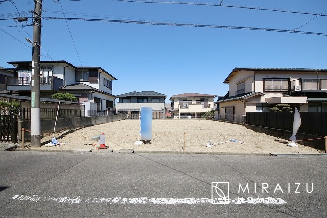 【外観】 | 青く澄み渡った綺麗な空と、陽の光をたっぷりと受ける、そんな新築住宅で新生活をスタートしてみませんか？見学・ご相談等、ミライズホーム(株)までお気軽にご連絡下さい。