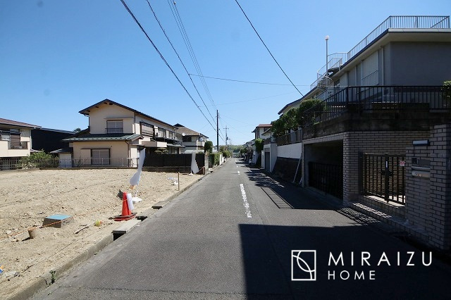 【前面道路含む現地写真】 | 陽の光をたっぷりと浴びながら気持ち良く生活が出来ます。夢のマイホーム、夢ではなく実現出来ます！見学・ご相談等、お気軽にご連絡下さい。