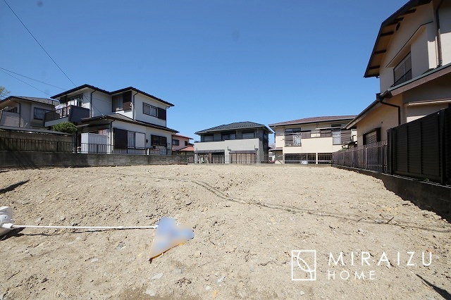 【外観】 | 青く澄み渡った綺麗な空と、陽の光をたっぷりと受ける、そんな新築住宅で新生活をスタートしてみませんか？見学・ご相談等、ミライズホーム(株)までお気軽にご連絡下さい。