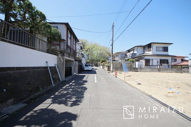 【前面道路含む現地写真】 | 陽の光をたっぷりと浴びながら気持ち良く生活が出来ます。夢のマイホーム、夢ではなく実現出来ます！見学・ご相談等、お気軽にご連絡下さい。