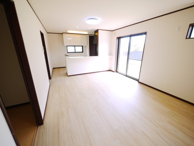 八街市文違　中古戸建の居間・リビング|平成26年9月築 オール電化 内装リフォーム令和8年5月 駐車並列2台可能スーパーイオン徒歩約16分