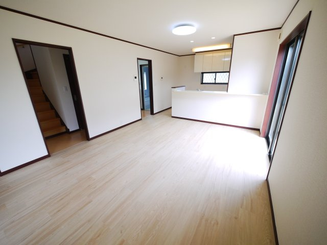 八街市文違　中古戸建の居間・リビング|平成26年9月築 オール電化 内装リフォーム令和8年5月 駐車並列2台可能スーパーイオン徒歩約16分