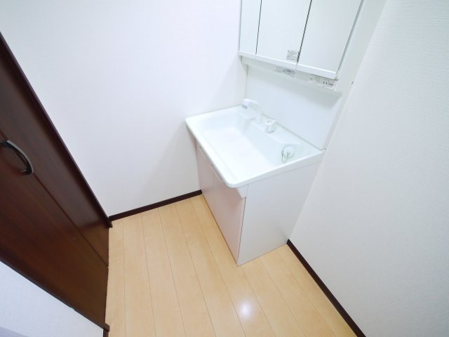 八街市文違　中古戸建の独立洗面台|平成26年9月築 オール電化 内装リフォーム令和8年5月 駐車並列2台可能スーパーイオン徒歩約16分