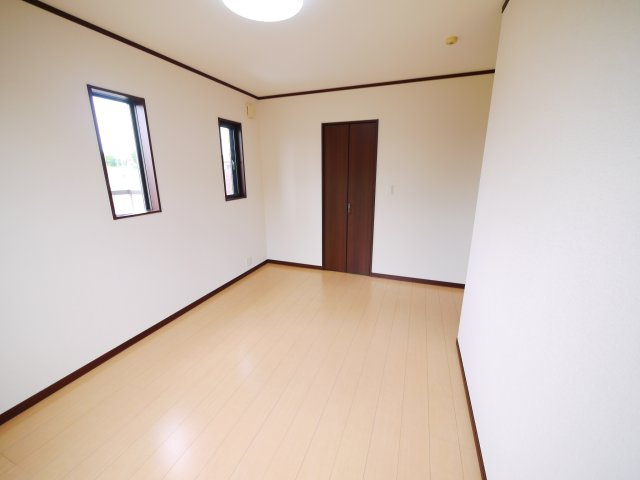 八街市文違　中古戸建の洋室|平成26年9月築 オール電化 内装リフォーム令和8年5月 駐車並列2台可能スーパーイオン徒歩約16分