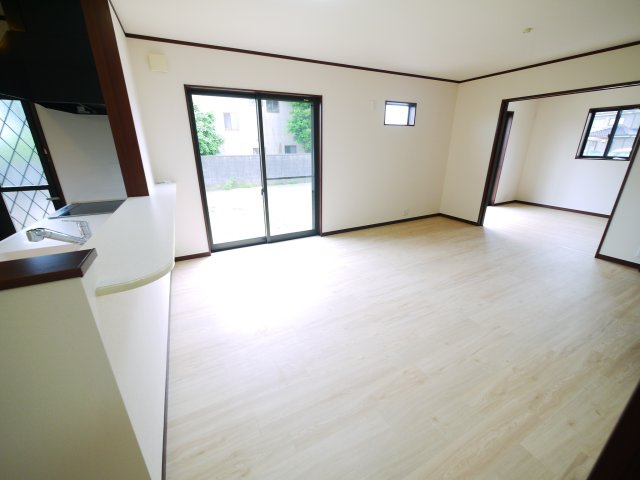 八街市文違　中古戸建の居間・リビング|平成26年9月築 オール電化 内装リフォーム令和8年5月 駐車並列2台可能スーパーイオン徒歩約16分