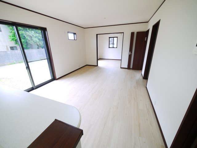 八街市文違　中古戸建の居間・リビング|平成26年9月築 オール電化 内装リフォーム令和8年5月 駐車並列2台可能スーパーイオン徒歩約16分
