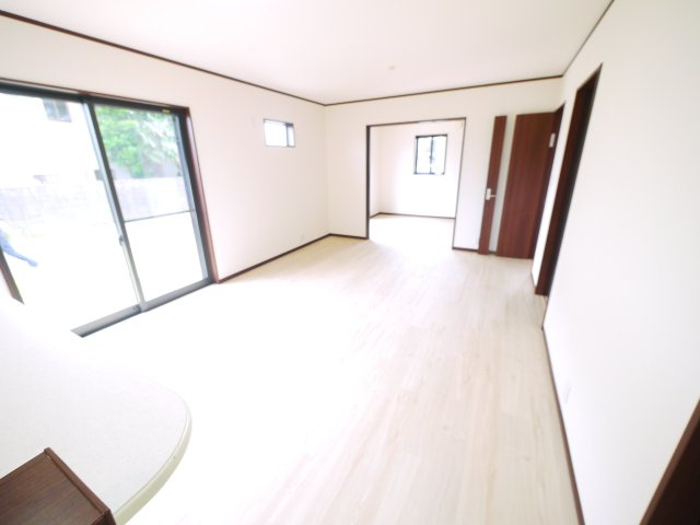 八街市文違　中古戸建の居間・リビング|平成26年9月築 オール電化 内装リフォーム令和8年5月 駐車並列2台可能スーパーイオン徒歩約16分