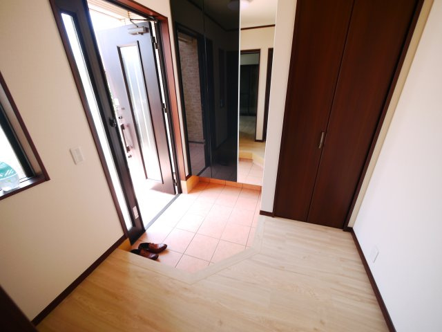 八街市文違　中古戸建の玄関|平成26年9月築 オール電化 内装リフォーム令和8年5月 駐車並列2台可能スーパーイオン徒歩約16分