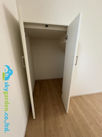 茅ヶ崎市南湖４期　新築戸建　全２棟１号棟の収納|ダイニングにある階段下収納
非常食などをしっかりキープしましょう