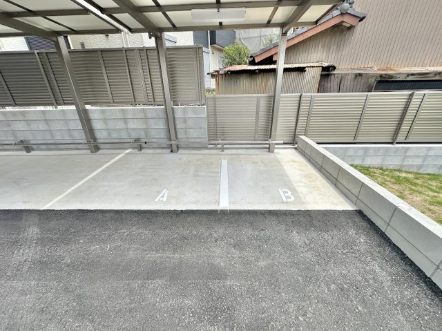 THE RESIDENCE SAKURAYAMA WESTの駐車場