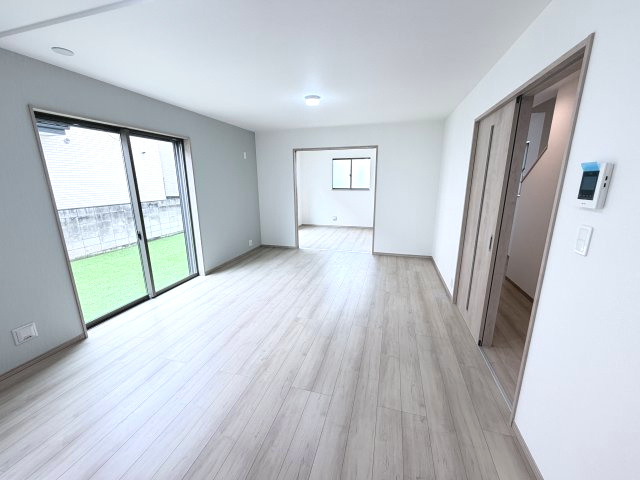 ハートフルタウン前橋市光が丘町6番　Ａ号棟の居間・リビング|カウンターキッチンなのでお料理をしながら会話もできます。
夕食の支度をしながら、お子様の様子も見られて自然と会話も増えますよ♪