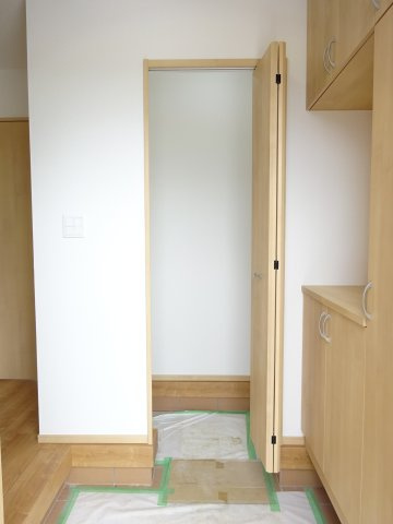 ハートフルタウン前橋市光が丘町6番　Ａ号棟の玄関|シューズインクロークが標準装備です。
