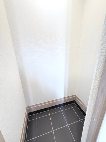 ハートフルタウン前橋市光が丘町6番　Ａ号棟の玄関|シューズインクロークが標準装備です。ベビーカーの収納も可能です。