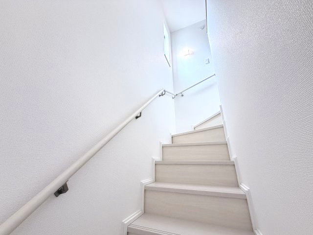 ハートフルタウン前橋市光が丘町6番　Ａ号棟のその他共用部分|階段には窓も全体的に明るいです☆
