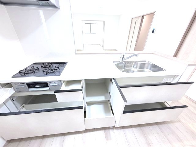 ハートフルタウン前橋市光が丘町6番　Ａ号棟のキッチン|キッチンにも沢山収納ついてます！