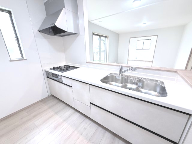 ハートフルタウン前橋市光が丘町6番　Ａ号棟のキッチン|人気のカウンターキッチン採用です☆
コンロも３口ご用意しています！調理スペースも広くストレスなくお料理できます。
浄水器つきなので美味しいお水も飲めますよ♪