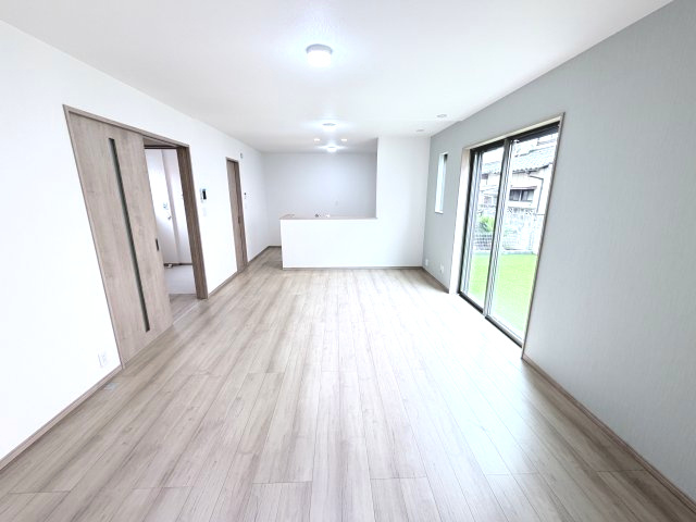ハートフルタウン前橋市光が丘町6番　Ａ号棟の居間・リビング|16帖リビング♪人気の対面式キッチンを配した空間はお好みの家具も合わせやすく、家族がくつろぐ快適な空間造りをサポート。窓からは明るい陽光が差し込みます。