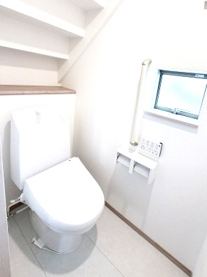 ハートフルタウン前橋市光が丘町6番　Ａ号棟のトイレ|1階トイレです。清潔感のある白を基調としています。
温水洗浄・便座暖房機能の付いた快適なトイレです☆