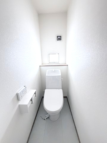 ハートフルタウン前橋市光が丘町6番　Ａ号棟のトイレ|2階トイレです。清潔感のある白を基調としています。
