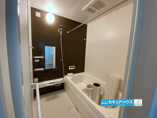 【今すぐご案内可能】名古屋市南区赤坪町　全1棟の浴室|【浴室】
◆アクセントパネルで落ち着きのある雰囲気を演出します。毎日の疲れを癒やすバスタイムをお楽しみ下さい！◆窓付きで、カビの繁殖を抑える効果があります。◆追い炊き機能付きのオートバスです。