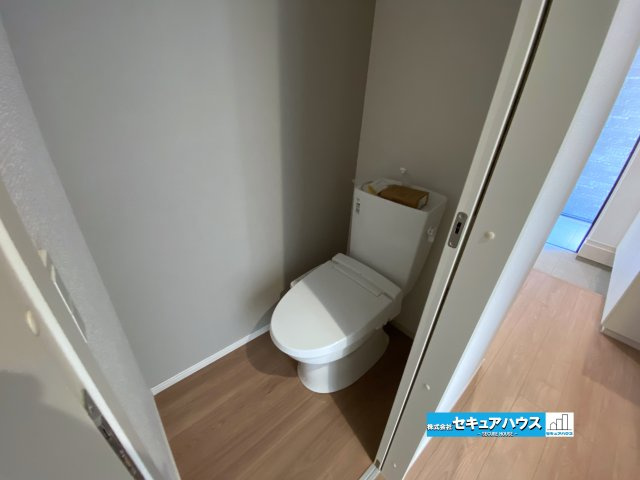 【今すぐご案内可能】名古屋市南区赤坪町　全1棟のトイレ|【高機能トイレ】
◆高機能トイレの多くは便器のフタの開閉が自動であり、使用後に手動で水を流す面倒もなく非常に便利です。スタイリッシュな見た目で、お掃除しやすく、節水効果が高いです。　　　　　　