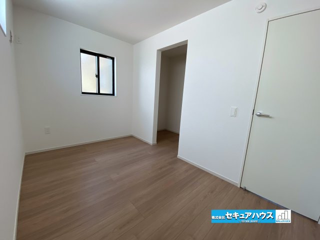 【今すぐご案内可能】名古屋市南区赤坪町　全1棟の洋室|【洋室】
◆広々とした居住空間は日々の暮らしを彩り、心のやすらぎと満足感を与えてくれます。通風と採光を考慮した設計は子供たちはのびのび育ち、家族でくつろぎと団らんを生み出します。　　　　　　　