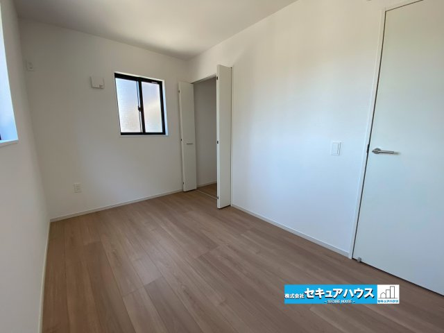 【今すぐご案内可能】名古屋市南区赤坪町　全1棟の洋室|【洋室】
◆家族一人ひとりの大切なプライベート空間。趣味に合わせて使って頂けるようシンプルに仕上げてあります。暮らし心地を大きく左右する収納を、適材適所に配置し使い勝手を考慮しました。　　　　