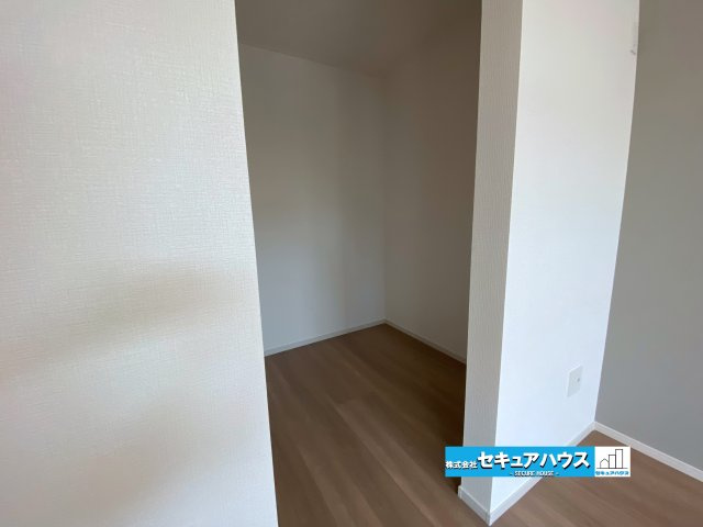 【今すぐご案内可能】名古屋市南区赤坪町　全1棟の収納|【ウォークインクローゼット】
◆季節物の衣類や大型荷物もスッキリ収納できるウォークインクローゼット。
◆収納力豊富で衣替えの手間も減らせてお部屋をスッキリ保てます。