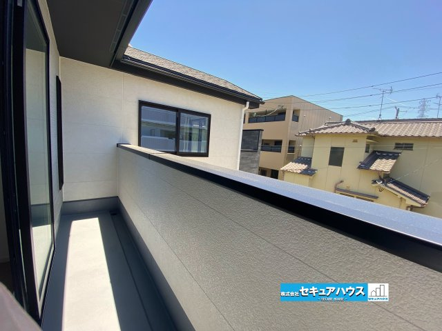 【今すぐご案内可能】名古屋市南区赤坪町　全1棟のバルコニー|【バルコニー】
◆見晴らしもよく、太陽の温かな温もりをめいっぱい受け止めてくれます。
太陽の光と爽やかな風を受けた洗濯物はあっという間に乾き、取りこむ時には太陽の匂いを感じられそうですね。　