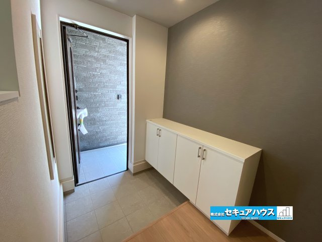 【今すぐご案内可能】名古屋市南区赤坪町　全1棟の玄関|【玄関】
◆光が差し込み明るいです。
◆玄関には、収納力のあるシューズクローゼットがございます。玄関まわりがすっきり片付きます。
◆ダブルロックキーで防犯面も安心です。　　　　　　　　　　　　