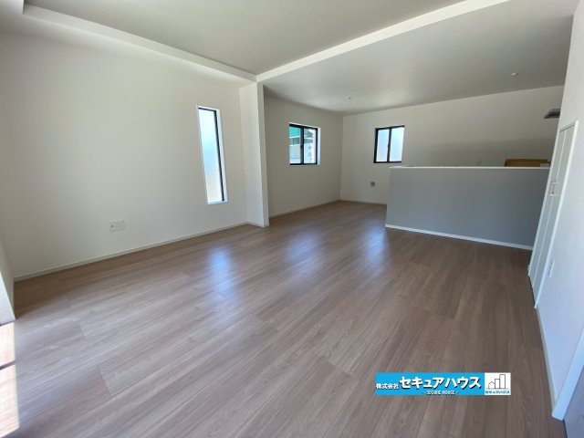 【今すぐご案内可能】名古屋市南区赤坪町　全1棟の居間・リビング|【LDK】
◆日当たりが良く温かい広々リビングは家族の団らんスペースになります。
◆全4棟全てリビングに続く畳のスペースがございます。寝転がったり、お子様の遊ぶスペースとして利用できます。　　