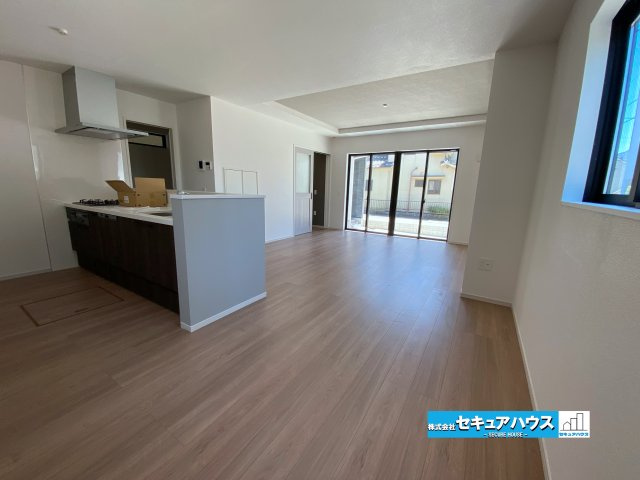 【今すぐご案内可能】名古屋市南区赤坪町　全1棟の居間・リビング|【LDK】
◆家族揃ってリビングで過ごすお休みの日が、楽しみになる場所となることでしょう。
対面式のオープンキッチンは、家事をしながら家族の様子が一目でわかる安心＆便利設備♪　　　　　　　　　