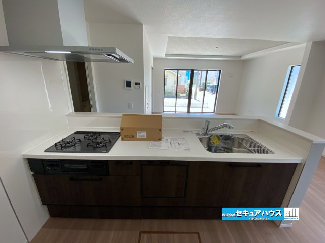 【今すぐご案内可能】名古屋市南区赤坪町　全1棟のキッチン|【キッチン】
◆同時にたくさんの料理が調理できる3口コンロ。「焼く・蒸す・煮る」の工程を同時進行で進めることができるので、料理を素早く作ることができます。育児でバタバタ忙しいママに嬉しい♪　　