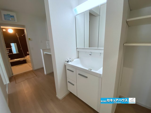 【今すぐご案内可能】名古屋市南区赤坪町　全1棟の独立洗面台|【洗面台】
◆鏡の裏にはたっぷりと収納スペースを標準装備！
◆電源を付属しているのでドライヤーなど利用できます。
◆洗面台下にも収納スペースがあるため洗剤やシャンプーのストックを入れられます。