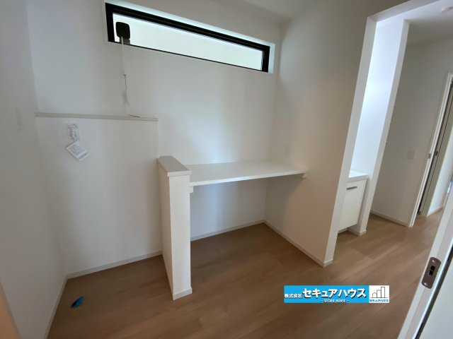 【今すぐご案内可能】名古屋市南区赤坪町　全1棟の洗面所|【ホスクリーン】
◆天候気にせず洗濯物を干せるホスクリーン付き！室内干しでもしっかり乾かせて、花粉や梅雨時期にも便利です。
◆使わない時はスッキリでき、生活感を抑えながら快適に室内干しができます。　　