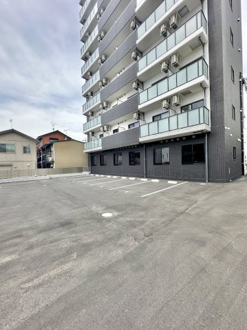THE RESIDENCE SAKURAYAMA WESTの駐車場