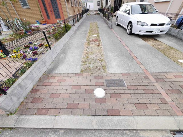 朝霧南町3丁目戸建の駐車場|縦列3台分（サイズ現地要確認）