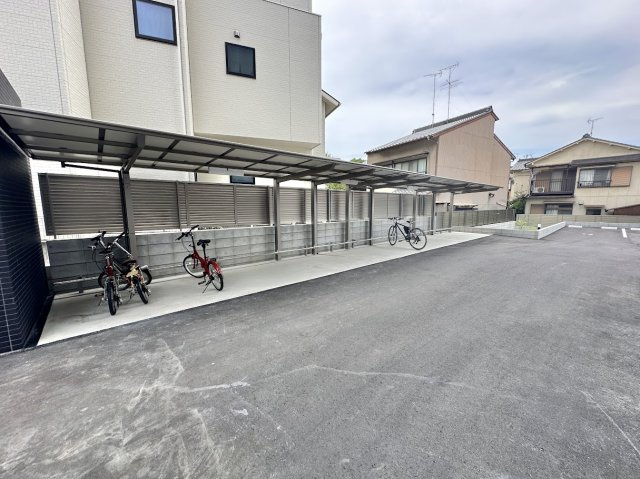 THE RESIDENCE SAKURAYAMA WESTの駐車場