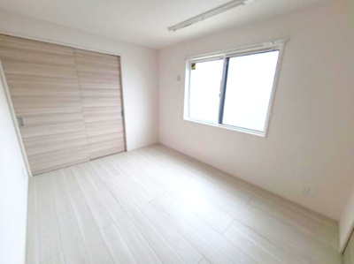 【洋室】 | D-residence西野　A棟 | 6帖洋室　リビングと洋室の戸を閉めたとき
