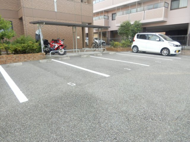 シェルル・ハナミズキの駐車場