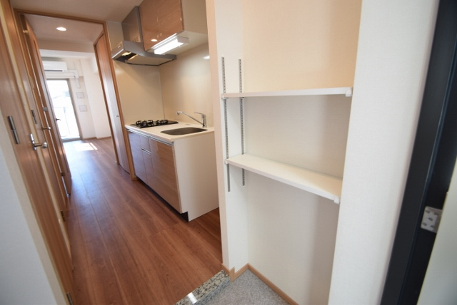 船橋市印内町の賃貸マンションのその他|下駄箱向かいに棚があり、便利です