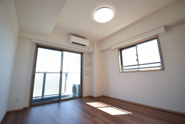 船橋市印内町の賃貸マンションの居間・リビング|洋室８帖（横の窓は部屋によります）
